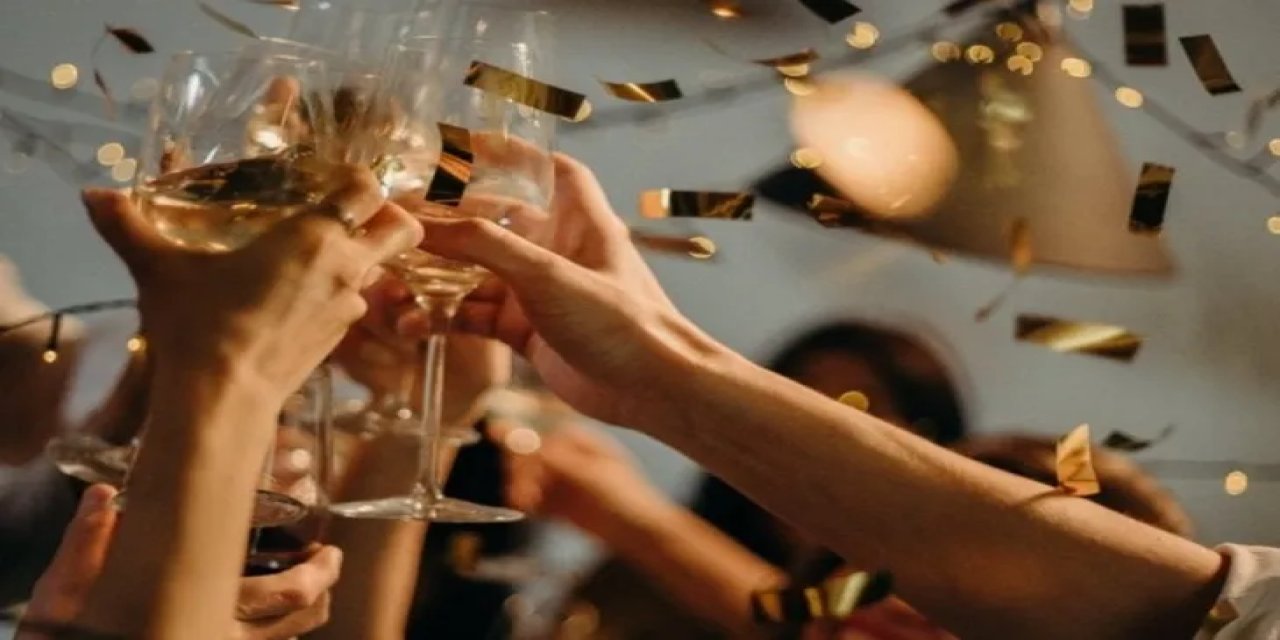 Ertuğrul Özkök: Dün Gece Her 10 Türk'ten Kaçı Alkollü İçki İçerek Yeni Yıla Girdi?