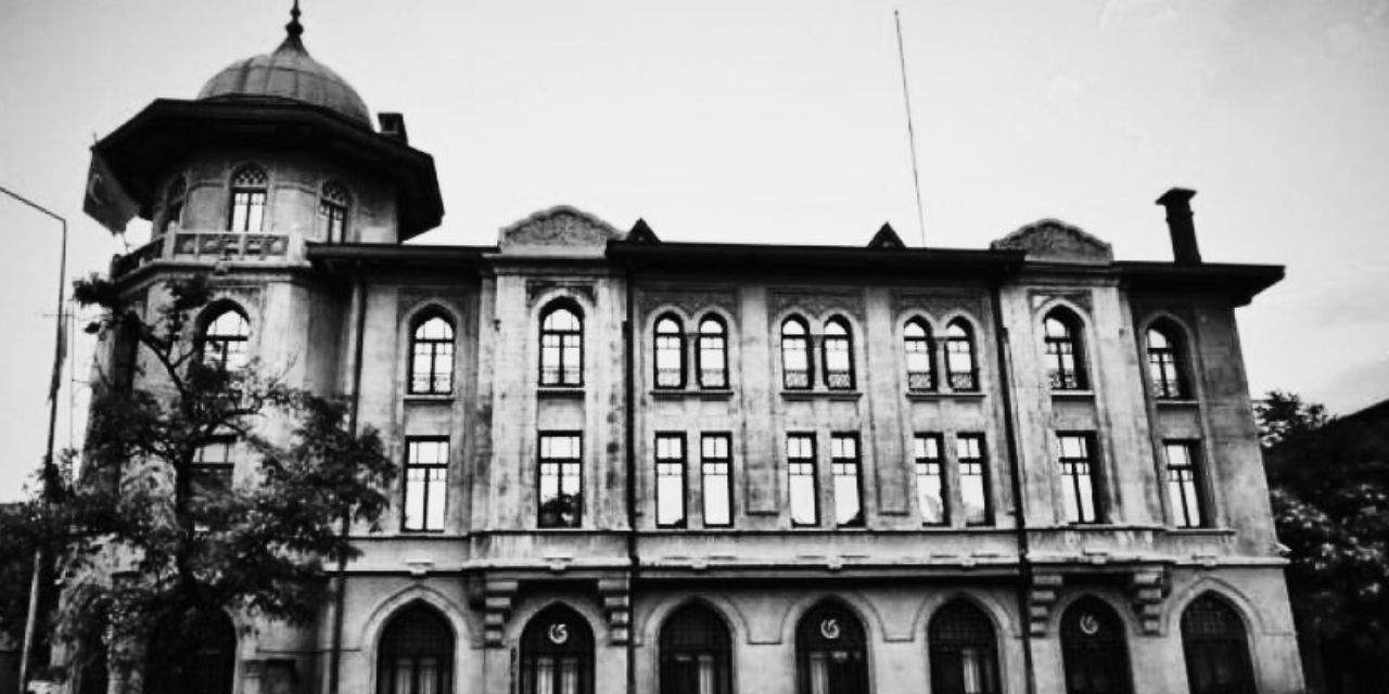 Naylon fatura soruşturması: Vakıf başkanı evinde bulunamadı