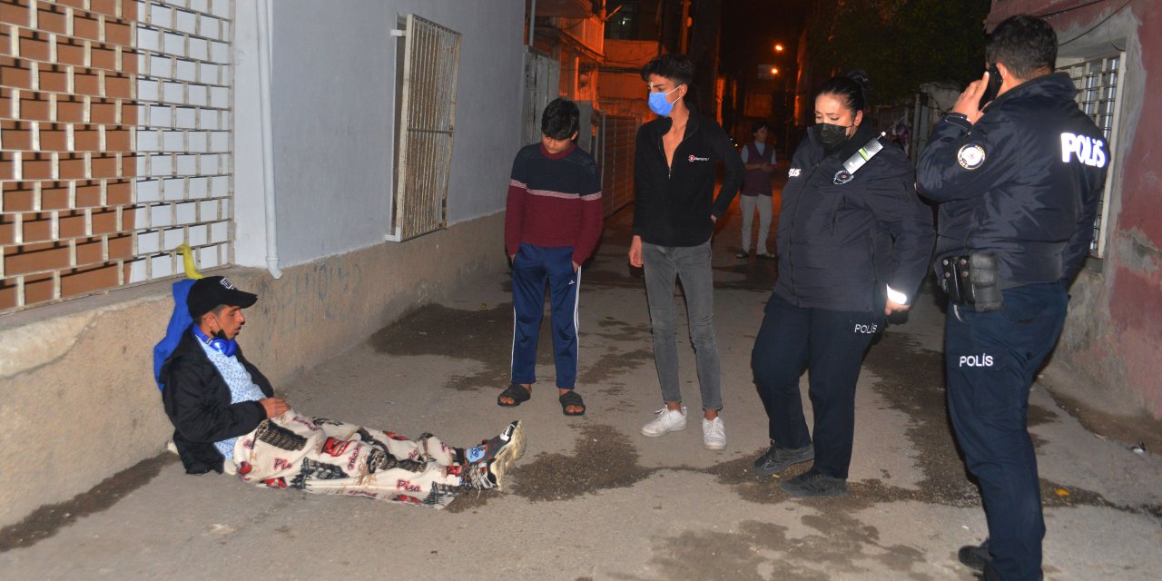 Kısıtlamada bacağından ve sırtından bıçaklandı, telefonla ailesini aradı