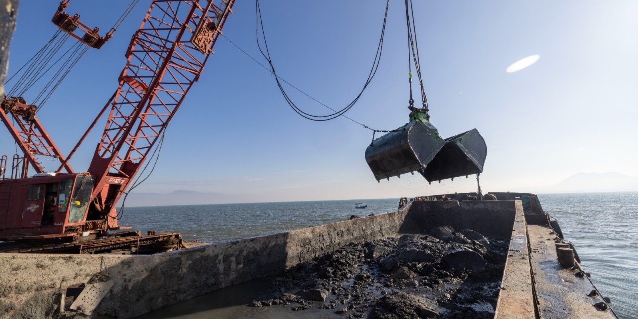 İzmir Körfezi'nden 60 bin ton çamur çıkarıldı