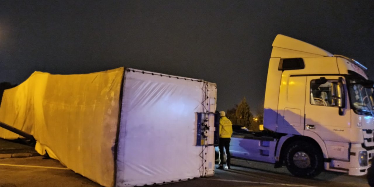 TIR devrildi, 150 bin TL'lik mobilyalar zarar gördü