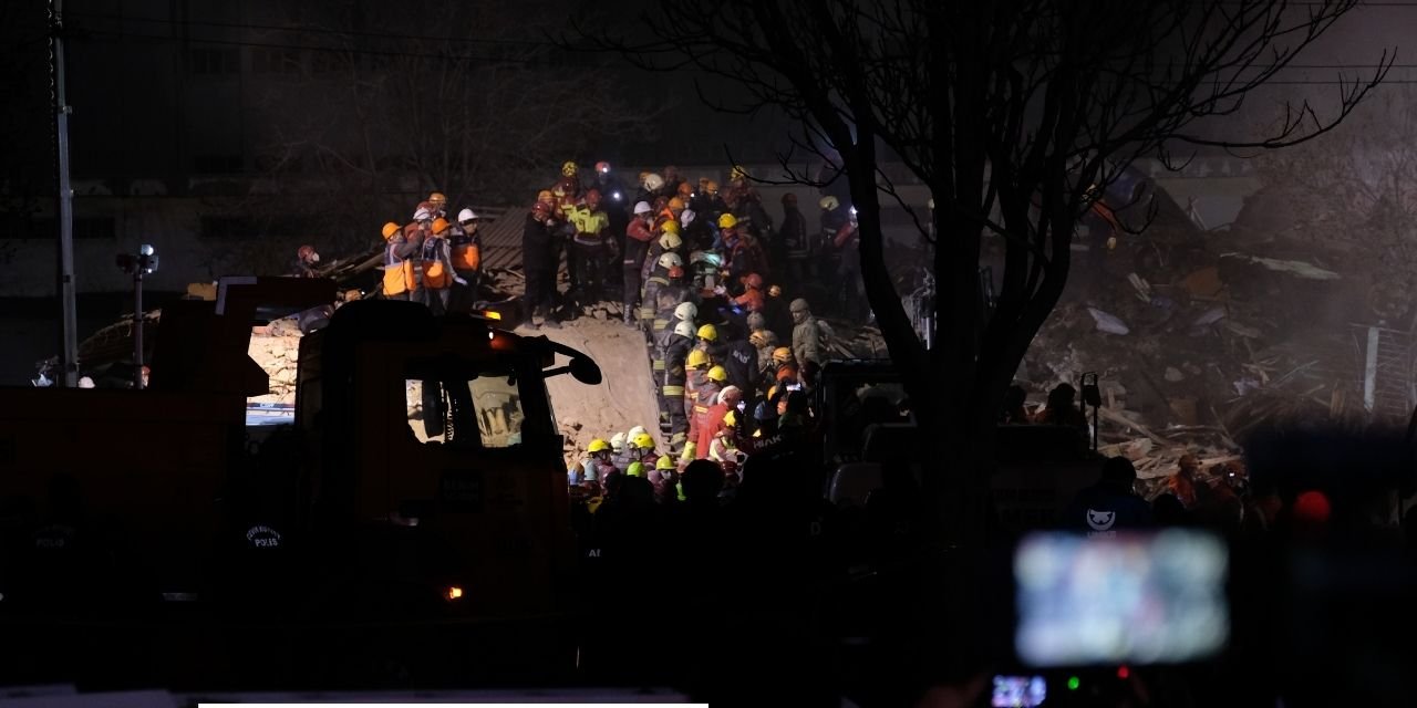 Konya'da bina çöktü: 3 kişi kurtarıldı 2 kişi aranıyor