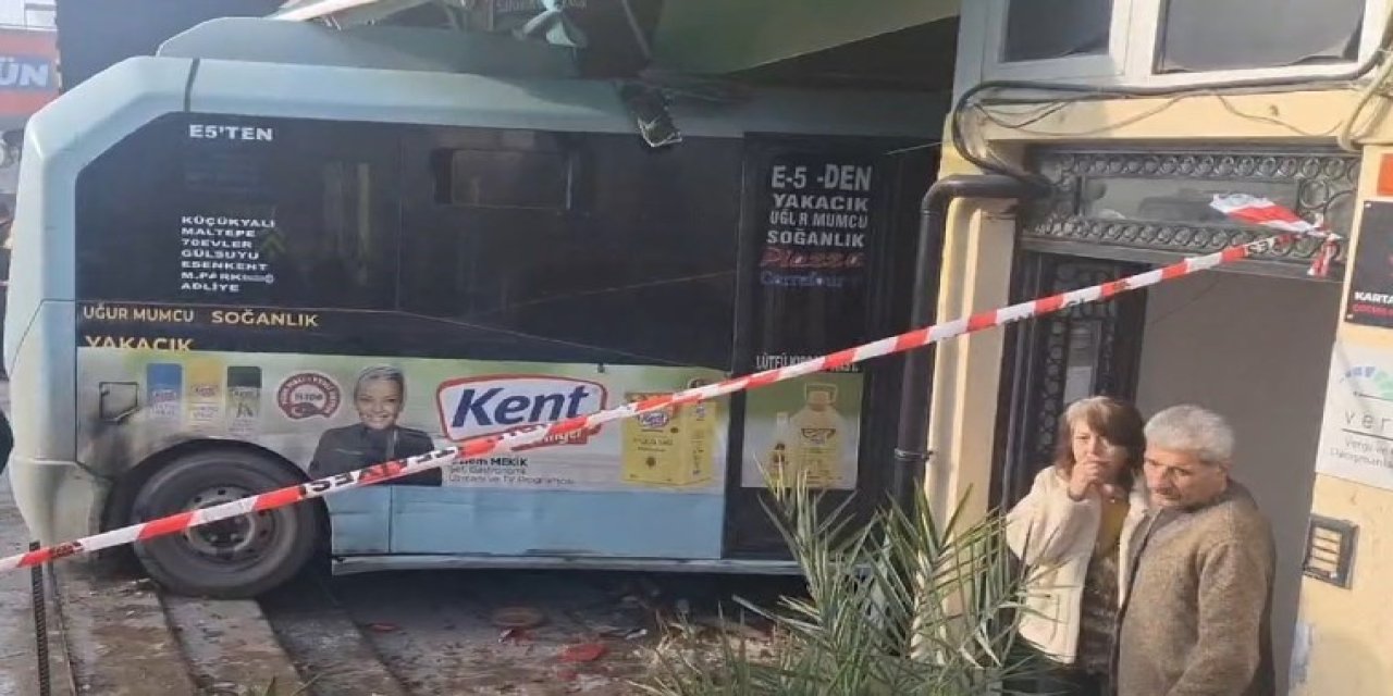 İstanbul'da minibüs dükkana girdi, yaralılar var!