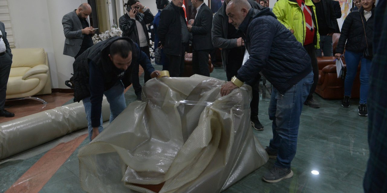 Seyhan Belediyesi'nde makam odasındaki eşyalara haciz konuldu