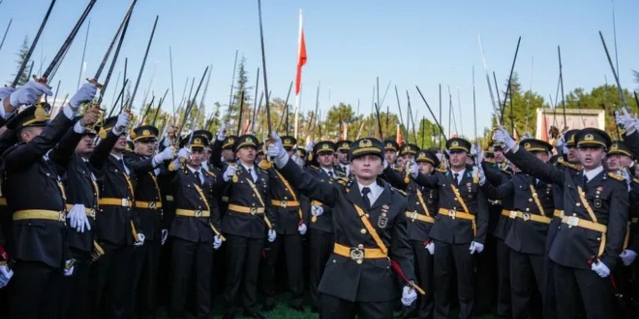 Teğmenler için karar: TSK'dan ihraç edildiler