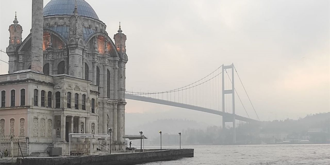 İstanbul'da sis: Boğaz çift yönlü gemi trafiğine kapatıldı