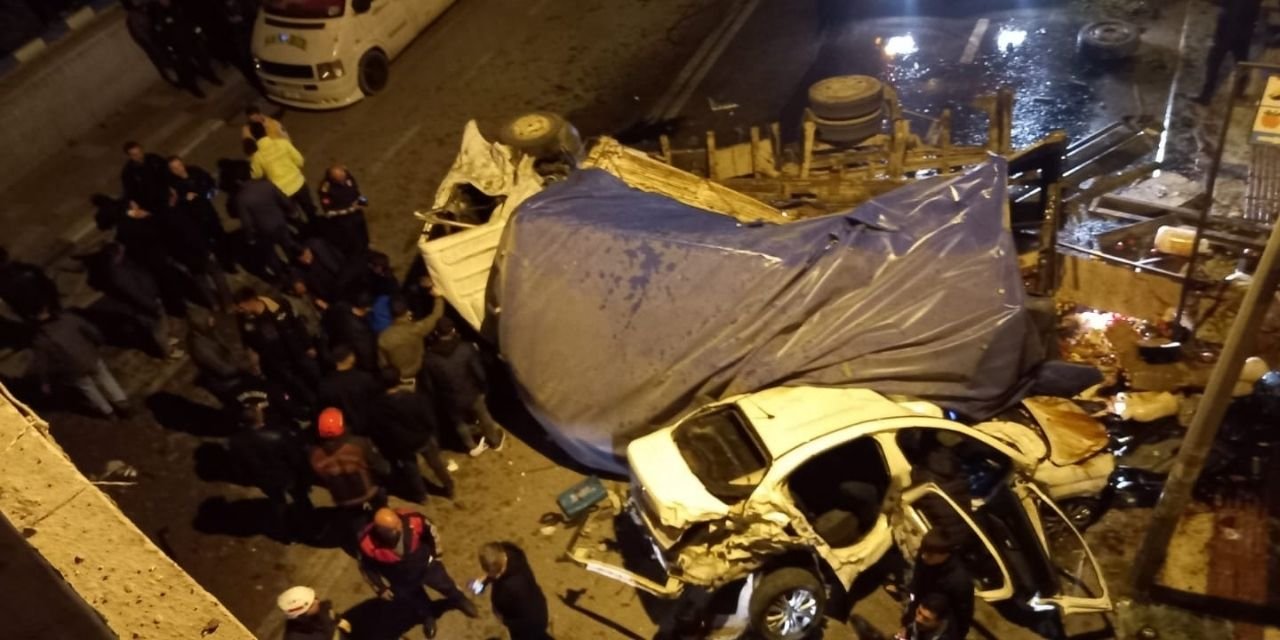 Kamyonun freni boşaldı: 3 ölü 12 yaralı