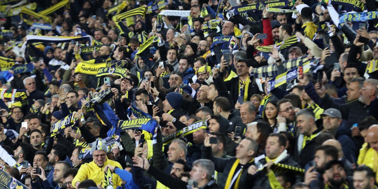 Fenerbahçe tribünlerinden ihraç edilen teğmenlere destek