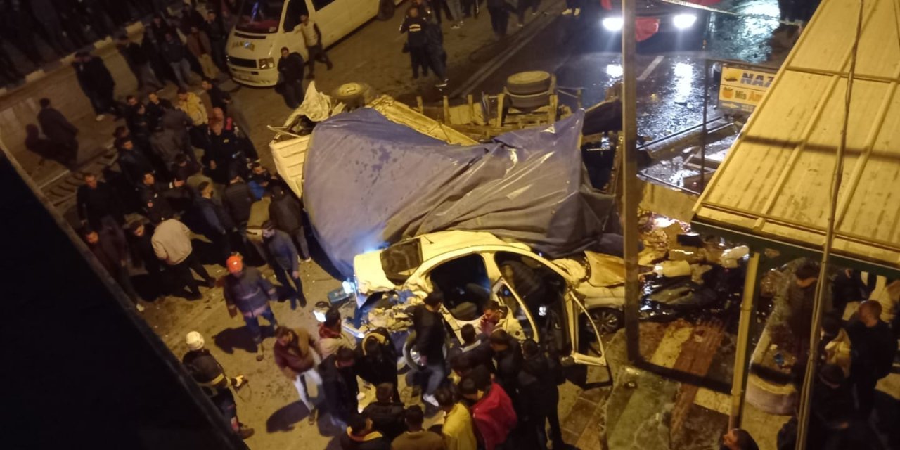 Freni boşalan kamyon 7 araca çarpıp köprüden düştü: 3 ölü, 12 yaralı