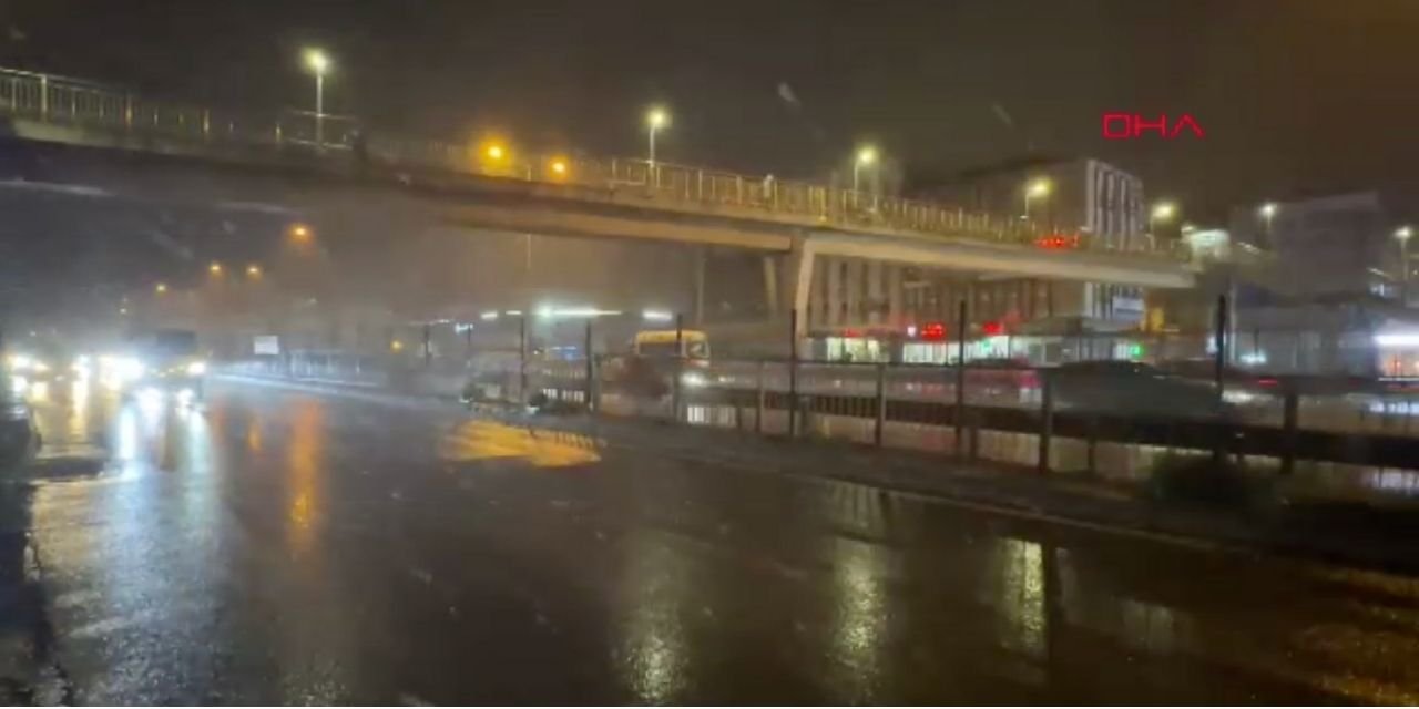 İstanbul günlerdir bekliyordu: Kar yağışı başladı