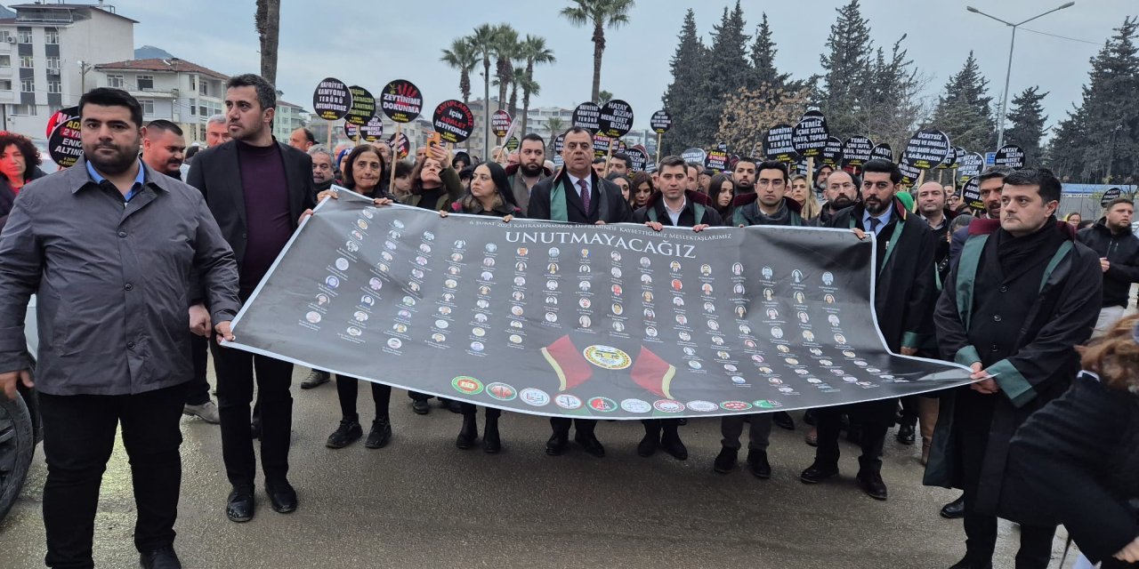 Hatay Barosu, depremde ölen meslektaşlarını andı