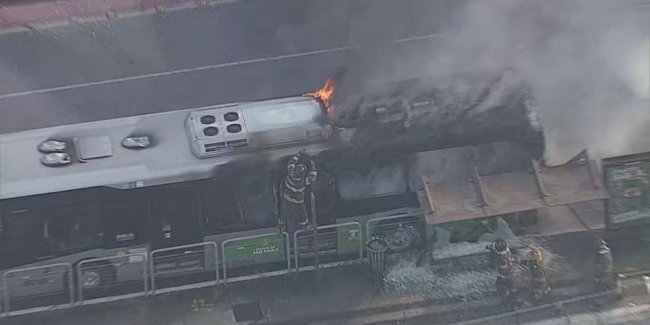 Uçak otobüsün üzerine düştü: 2 kişi öldü