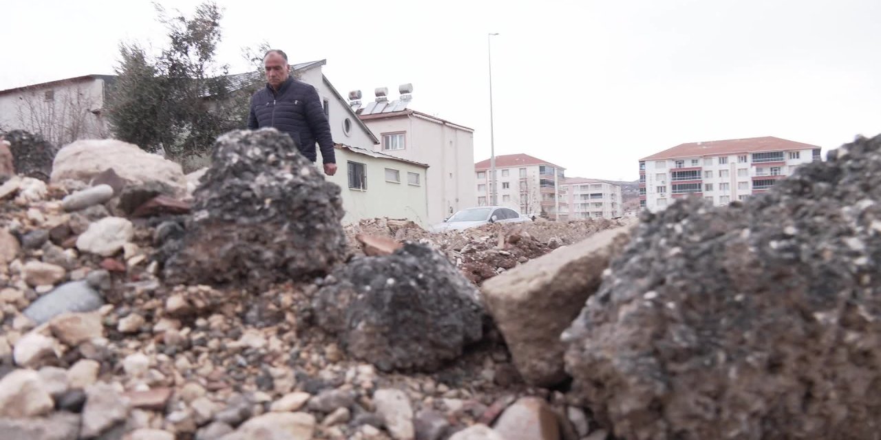 Depremde krediyle aldığı evi yıkıldı, 8 yıl olmayan evin kredi taksidini ödeyecek