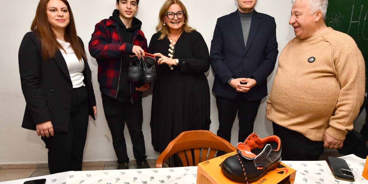 İzmir Büyükşehir Belediyesi'nden Sanayide Staj Yapan Öğrencilere Koruyucu Ekipman Desteği