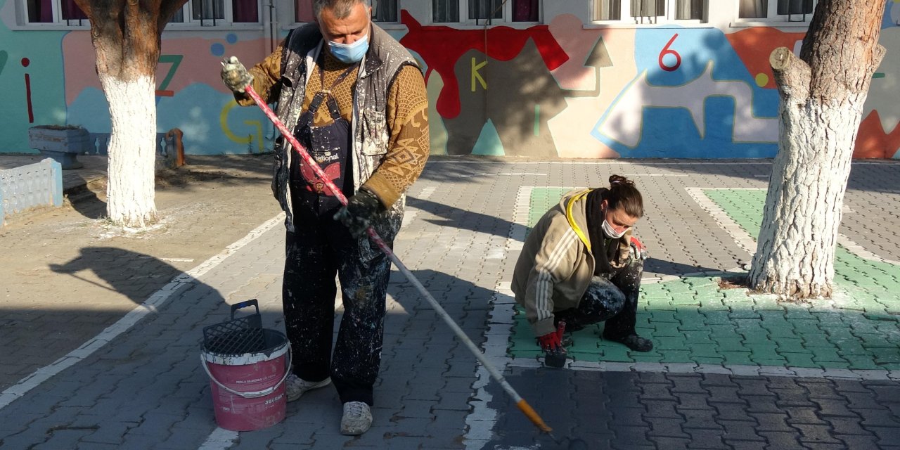 Okul duvarlarını gönül gözüyle renklendiriyor