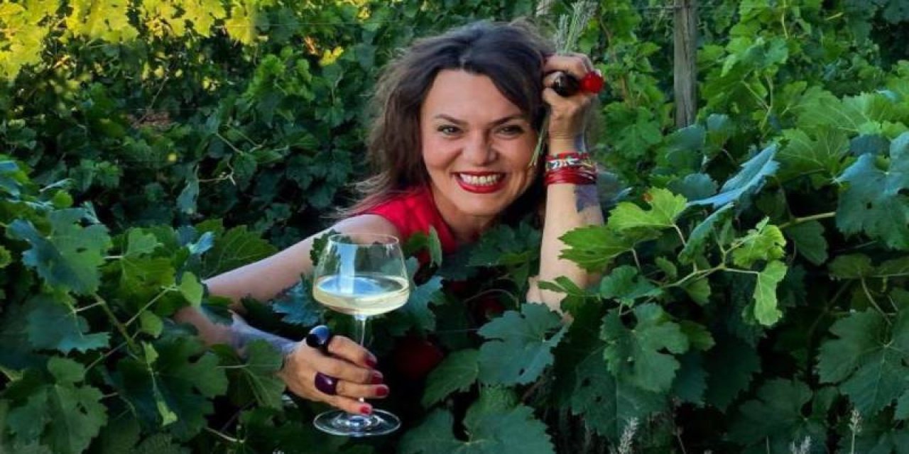 Ertuğrul Özkök: Bağcılığın üç büyüklerinde ilk kadın patron, üstelik dövmeli