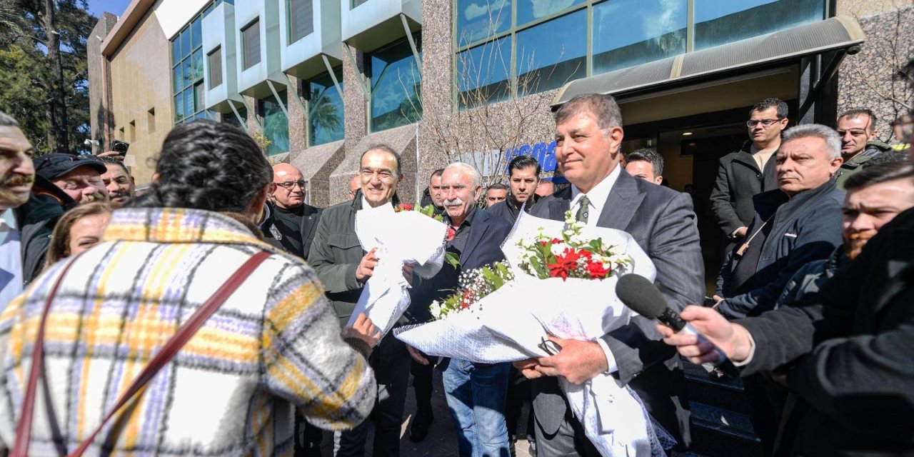 İşçilerden Başkan Tugay'a ziyaret: Dayanışma ile önümüze bakalım