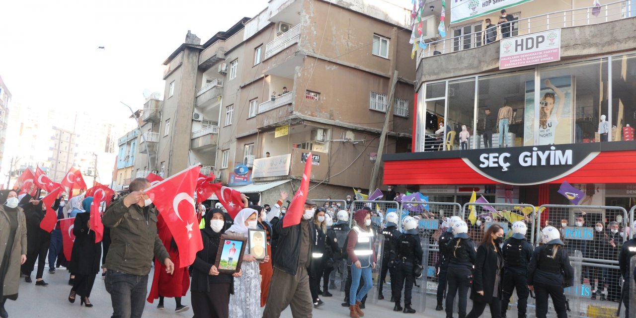 Şırnaklı kadınlar, HDP önündeki eylemlerini 13'üncü haftada da sürdürdü