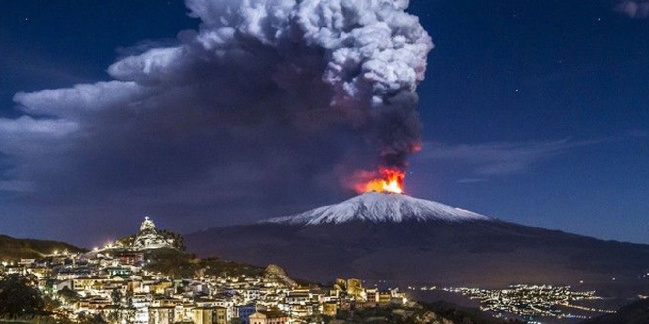Etna Yanardağı kül ve lav püskürtüyor