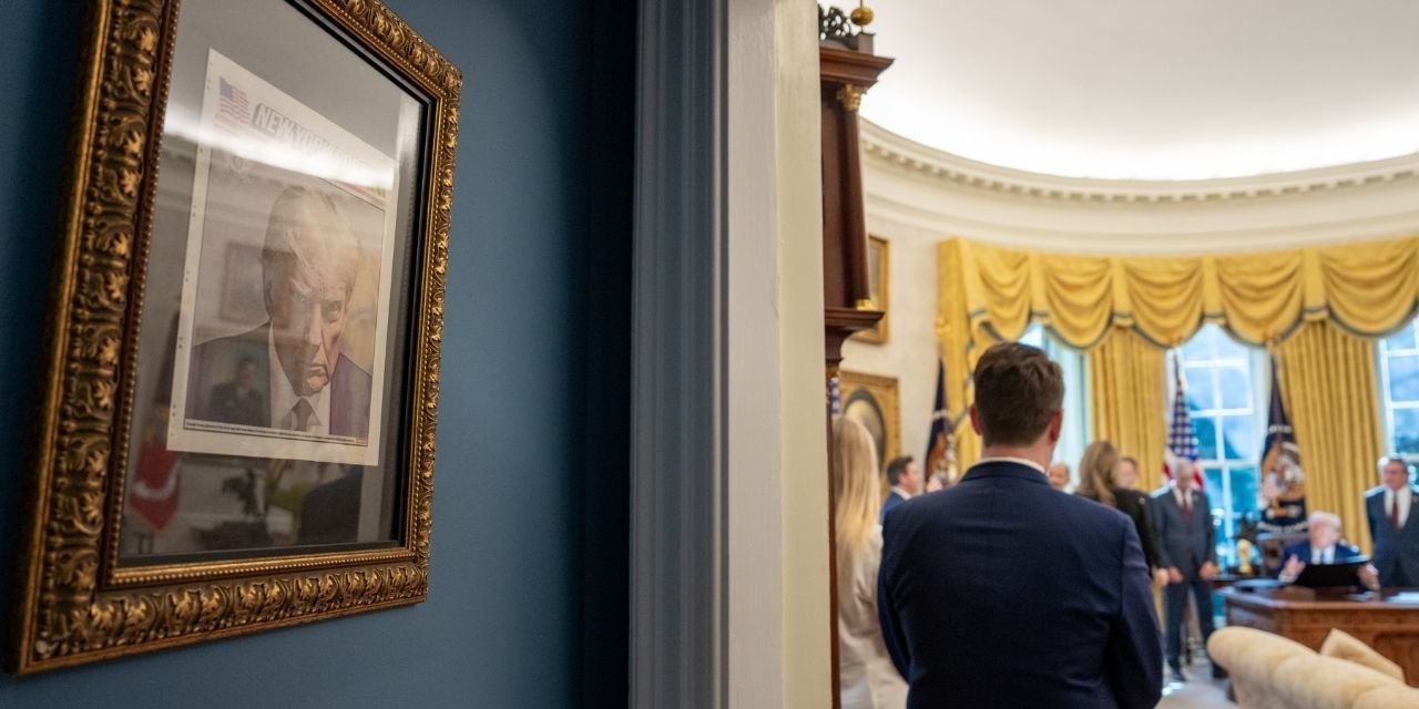 Trump'ın sabıka fotoğrafı Oval Ofis'in girişine asıldı