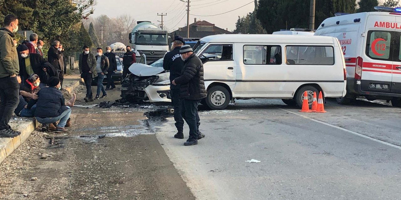 Otomobil ile işçi servisi çarpıştı: 7 yaralı