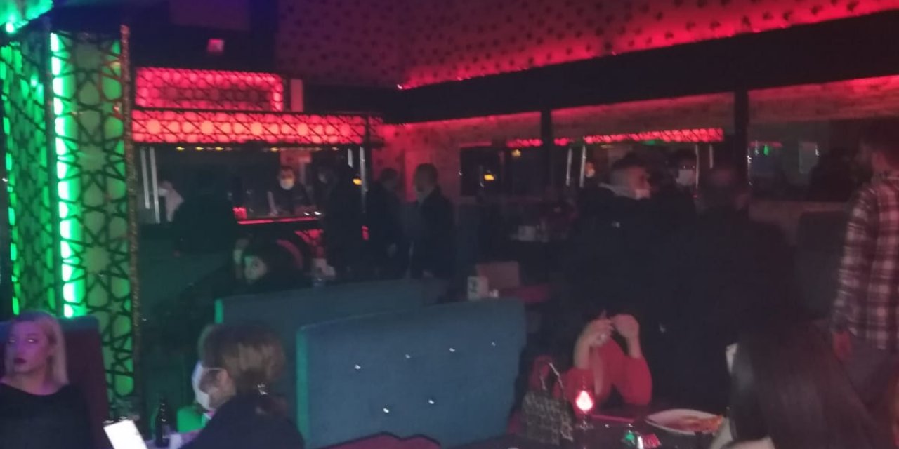 Ruhsatsız eğlence merkezini polis basınca, koltukların arasına gizlendiler