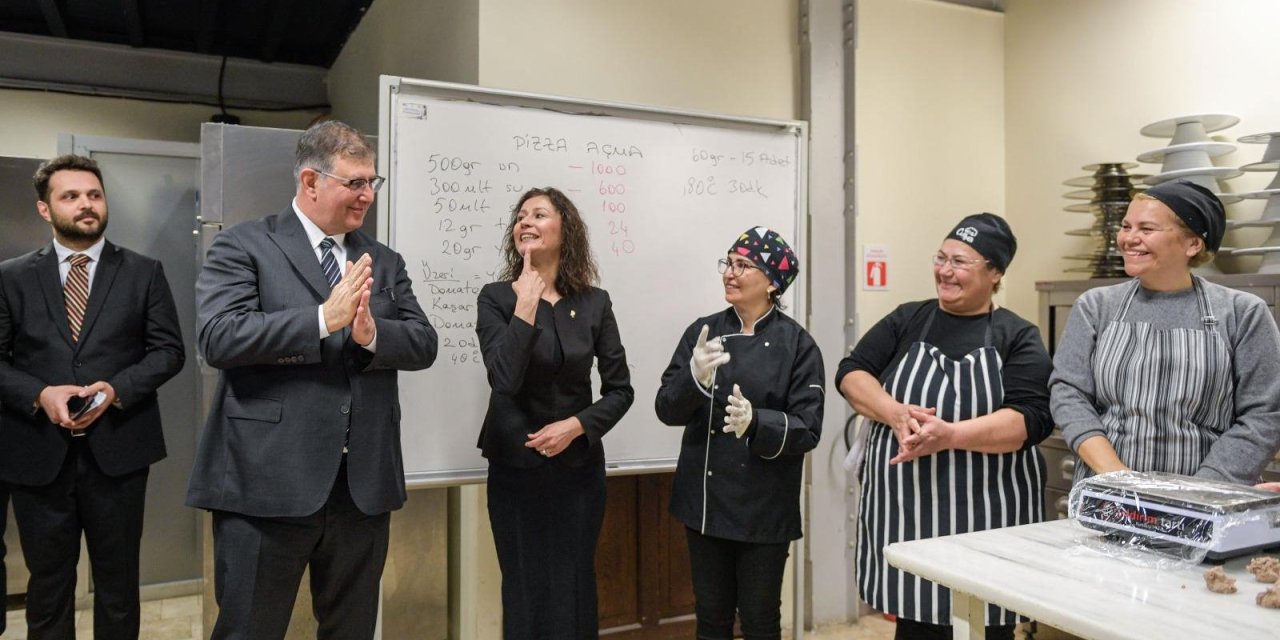 Başkan Tugay çalıştayda verdiği sözü tuttu: İşitme engellilere hastanede tercüman bulundurulacak