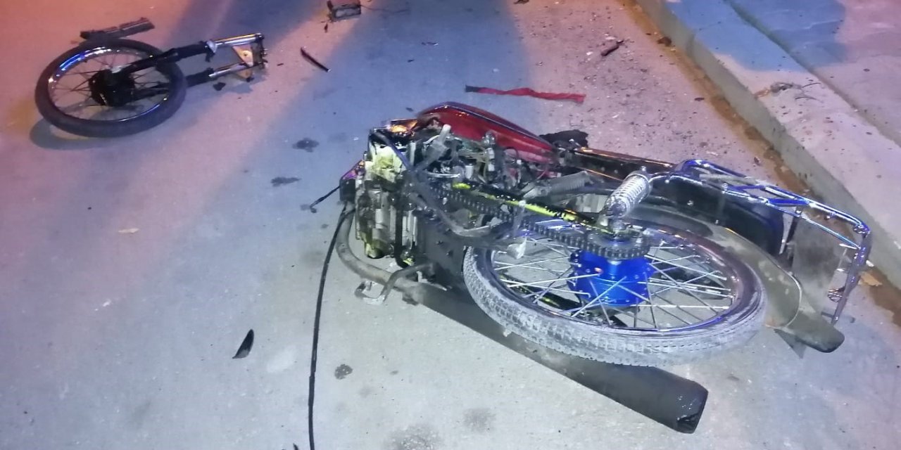 Motosikletle otomobil çarpıştı