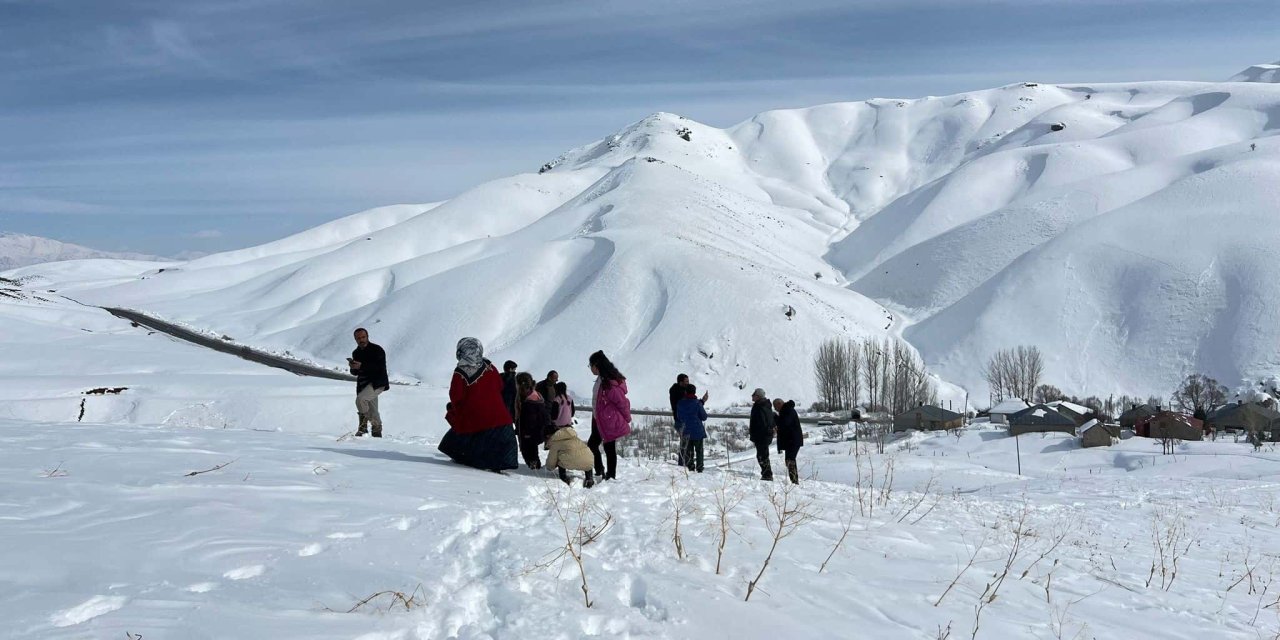 Telefonla konuşabilmek için 1 kilometre yürüyorlar