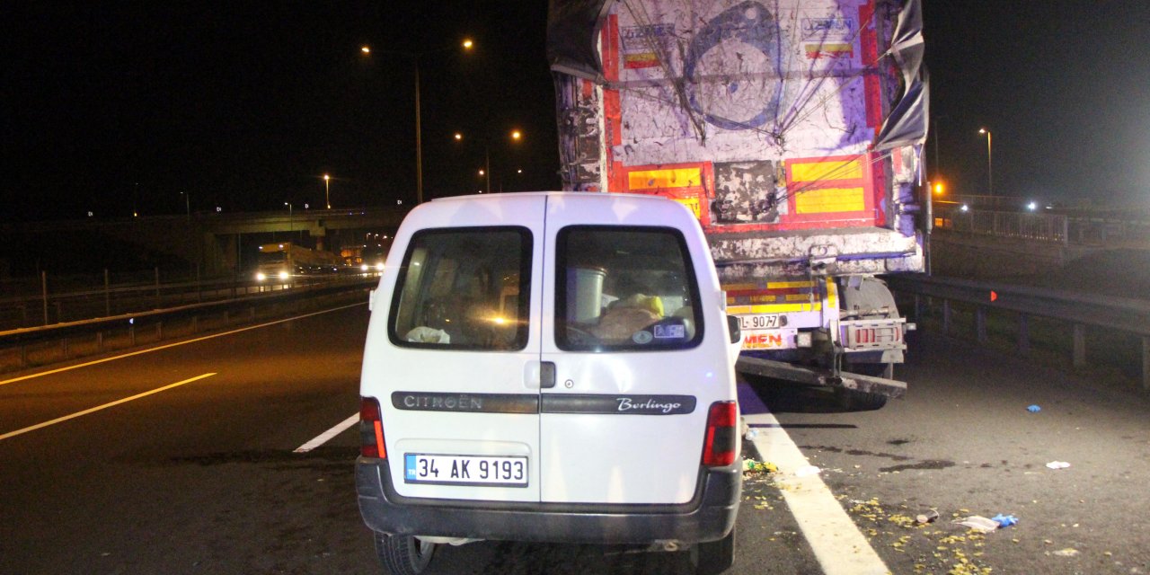 TIR'a 100 kilometre hızla çarptı