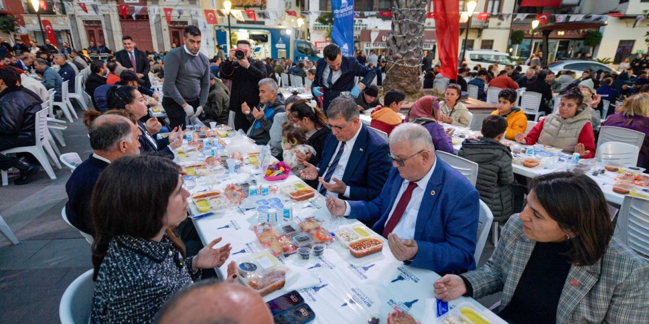 İzmir'de hizmetler hız kesmiyor: Ramazan ayının bereket sofrası bu kez Çeşme'de kuruldu