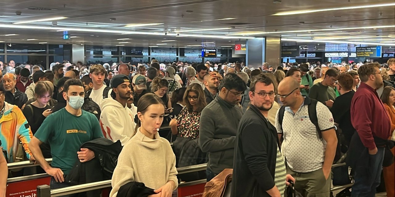 Sabiha Gökçen Havaalanı'nda pasaport protestosu: Sistem çöktü, yolcular çıldırdı