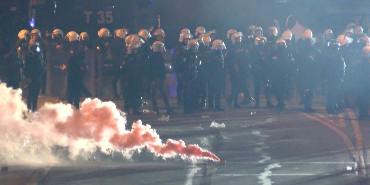 6 gündür süren protestolarda ilk kez öğrenciler ile polis anlaştı