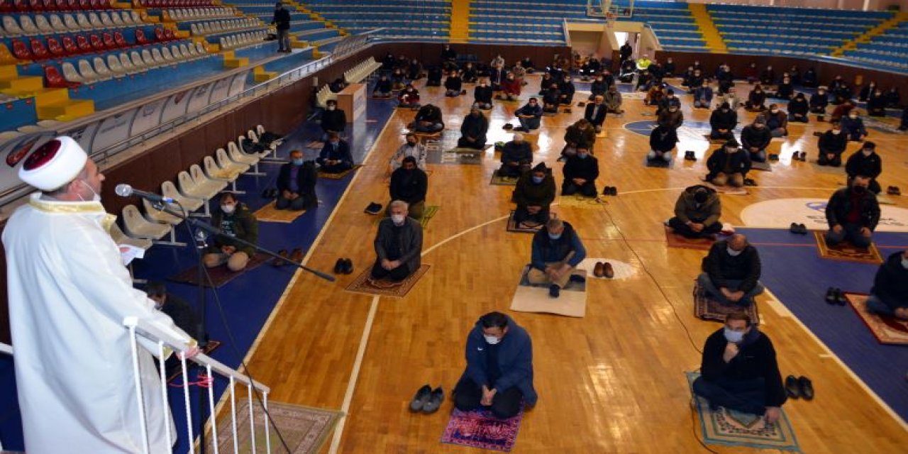 Erzurum'da spor salonları ibadete açıldı! Cuma namazı böyle kılındı