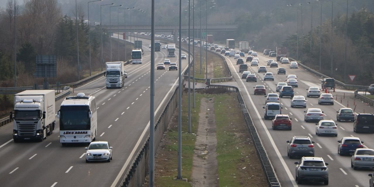 Büyük göç başladı: Trafik yoğunlaşıyor