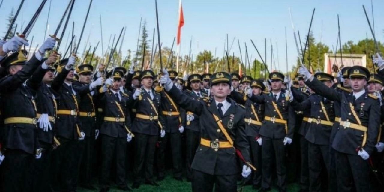 İhraç edilen teğmenler 'geri dönüş' davası açtı