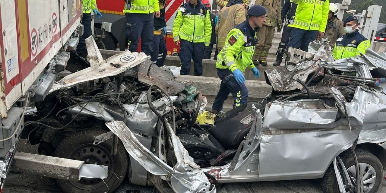 İstanbul'da otomobil TIR'ın altında girdi: 4 ölü