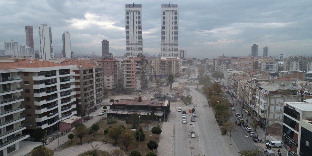 Depremin ardından İzmir'deki ağır hasarlı binaların yıkımı sürüyor