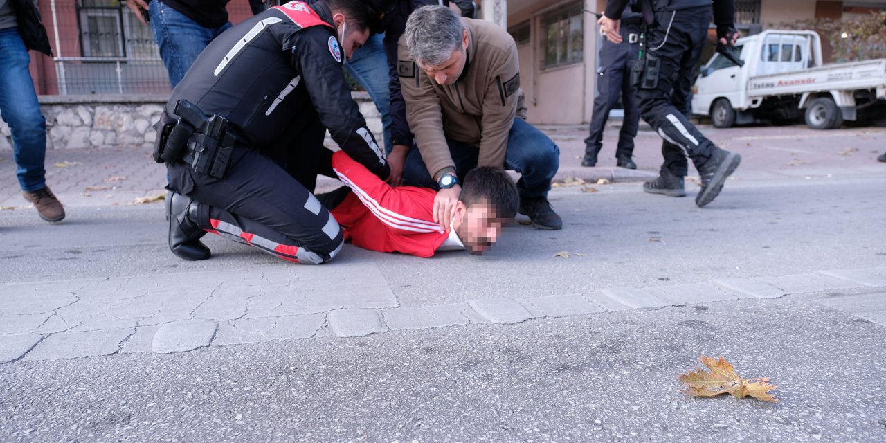 Polisle çatışan şüpheli, sokağa çıkma kısıtlamasını ihlal edince de ekip otosuna ateş açmış