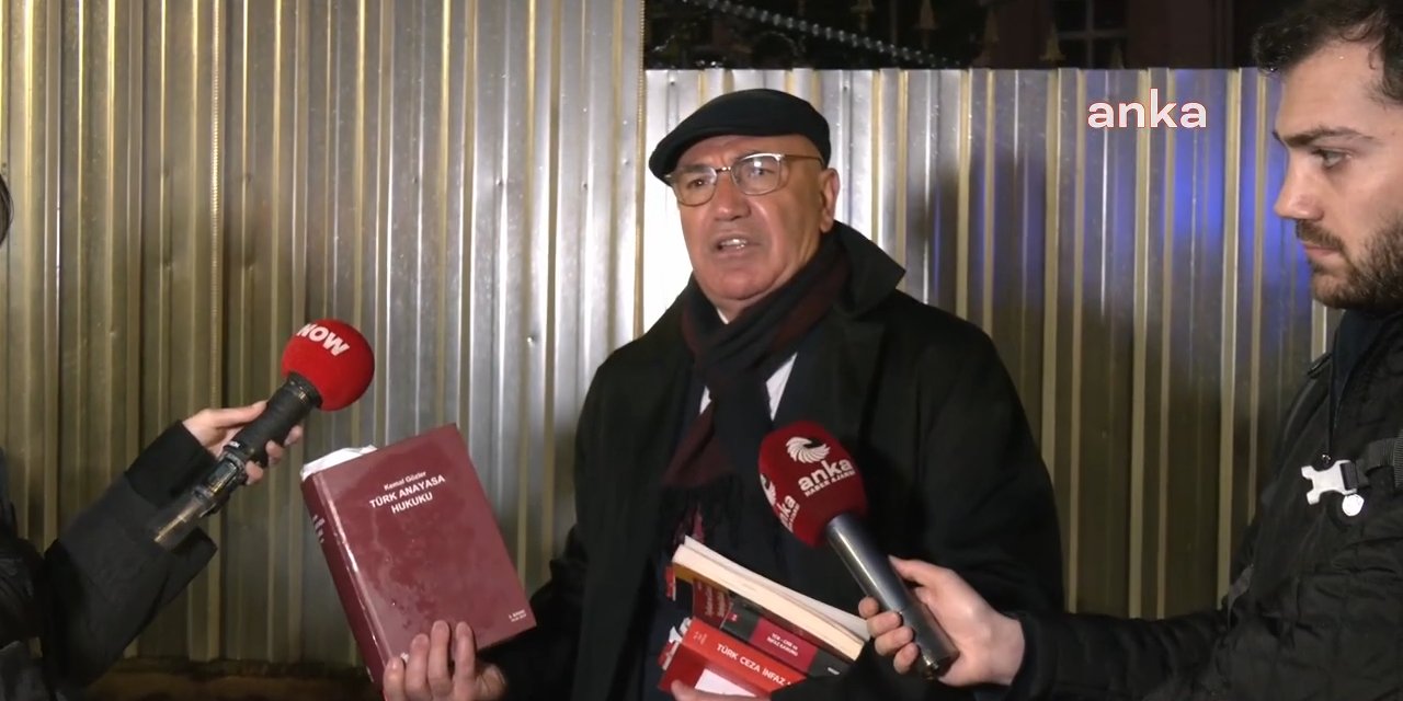 Mahmut Tanal nöbette: Tutuklu gençler için geceyi Bakanlık önünde geçirdi