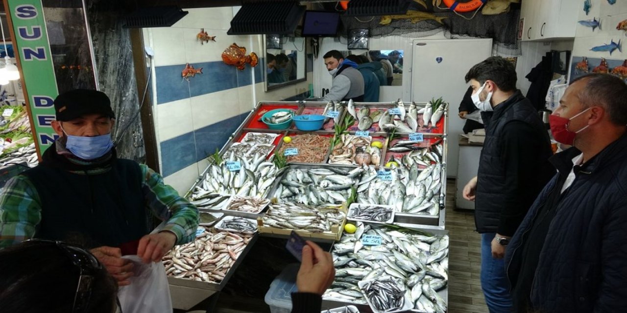 SİLİVRİ'DE KISITLAMA ÖNCESİ BALIKÇI PAZARINDA YOĞUNLUK