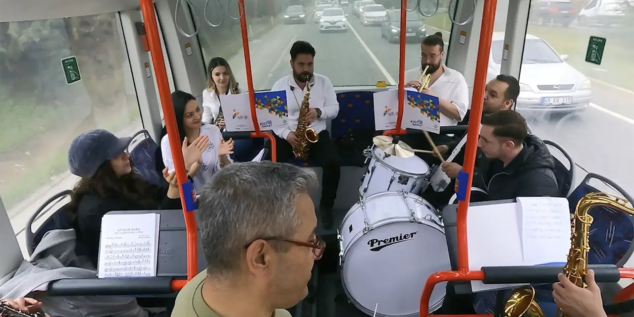 Uşak Belediyesi'nden Sınav Haftasında Sürpriz Konser: Öğrencilere Moral Desteği