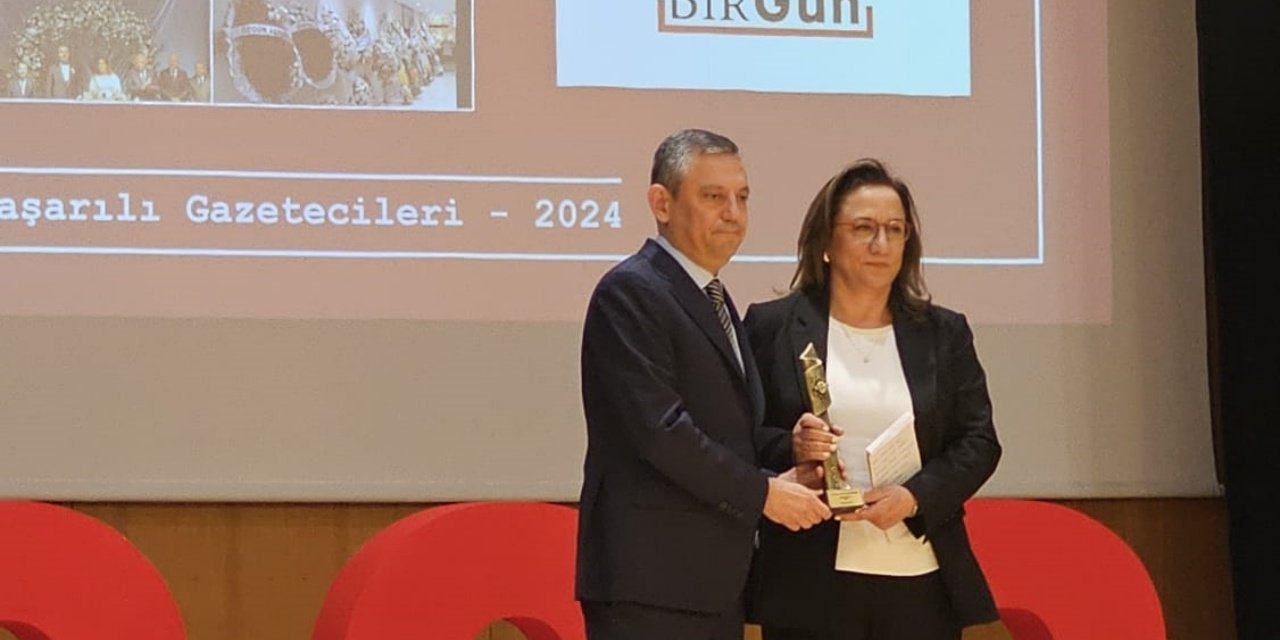 CHP lideri Özel, Timur Soykan'ın ödülünü gazeteci Gökdemir'e takdim etti