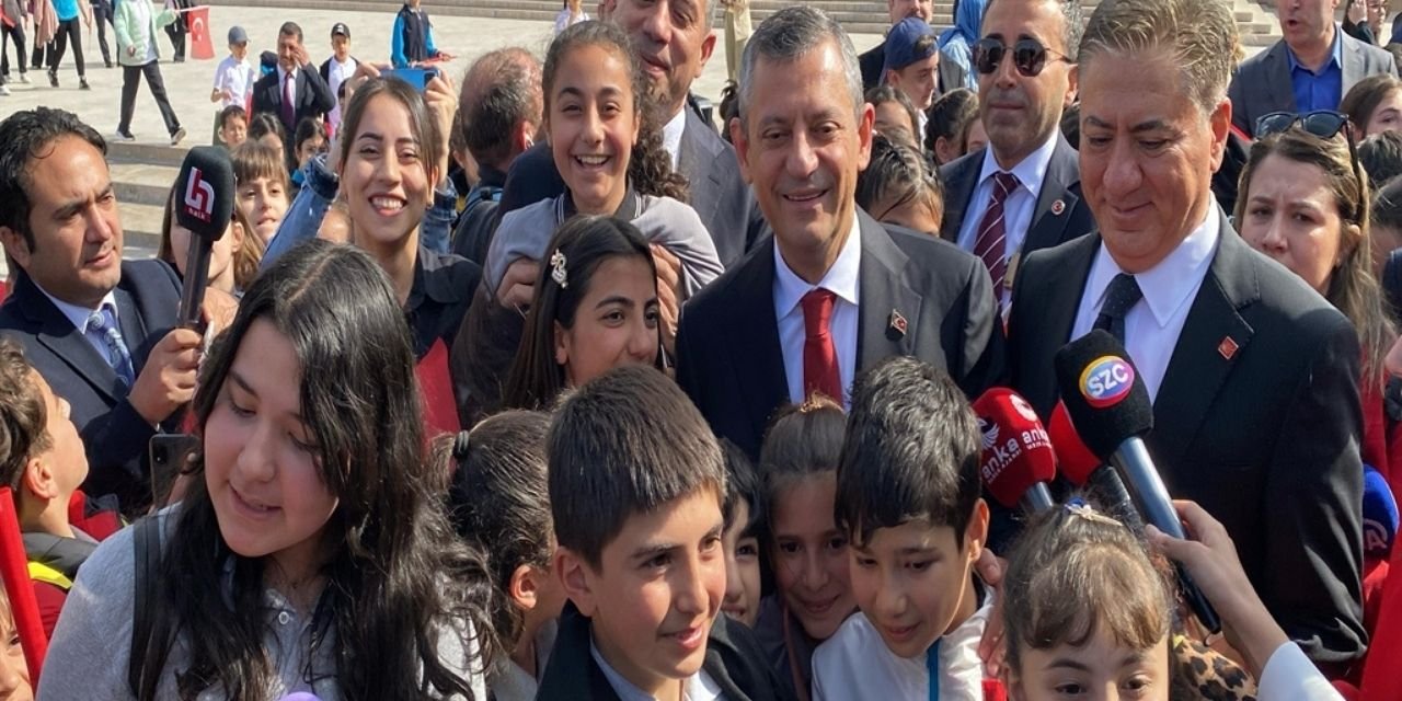 Valilik 23 Nisan yürüşünü yasaklamıştı: Özgür Özel'den açıklama