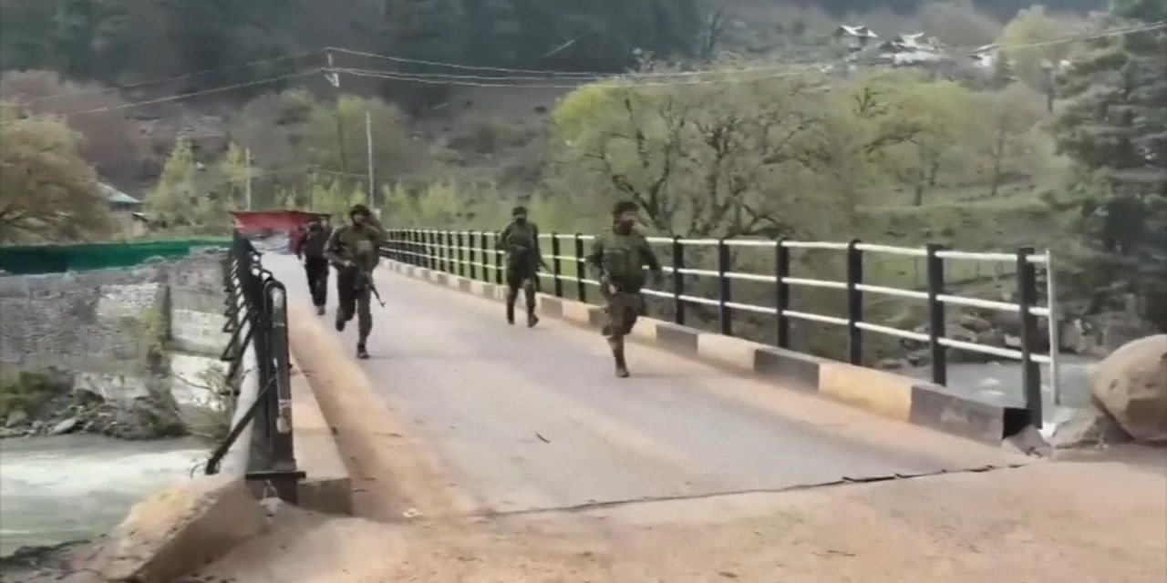 Hindistan'da turistlere silahlı saldırı: 26 kişi hayatını kaybetti