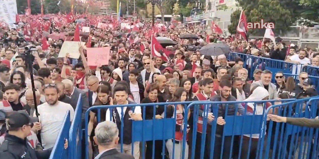 CHP'nin çağrısıyla toplanan binler, barikatı aşarak Anıtkabir'e yürüdü