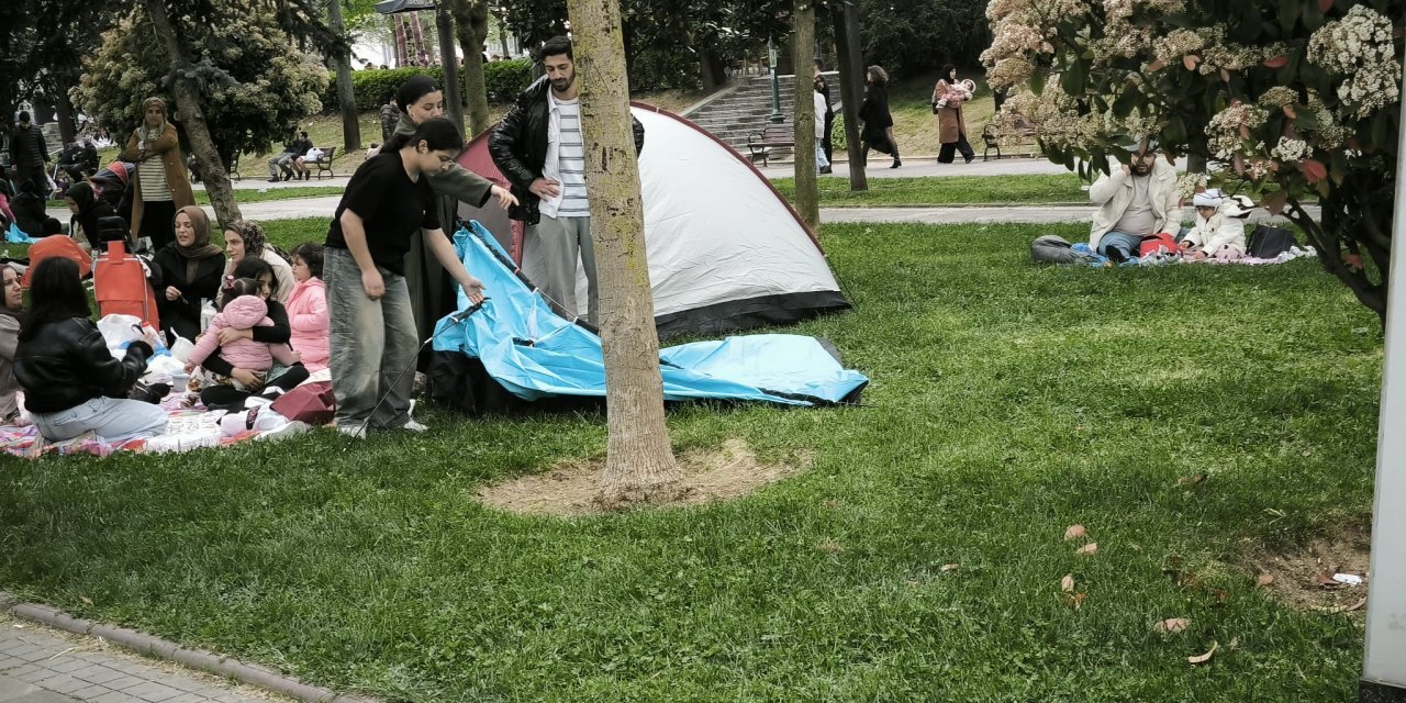 Deprem sonrası yurttaşlar Gezi Parkı'na çadır kurdu, polis çadırları kaldırdı