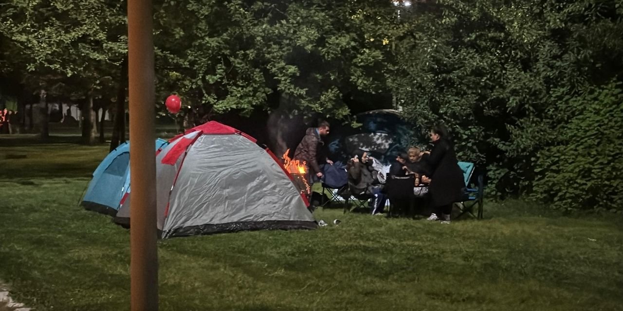 İstanbul'da deprem: Parklarda sabahladılar