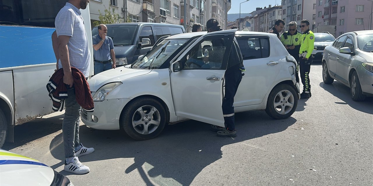 Ehliyetine 2042'ye kadar el konulan sürücü, halk otobüsüne çarptı