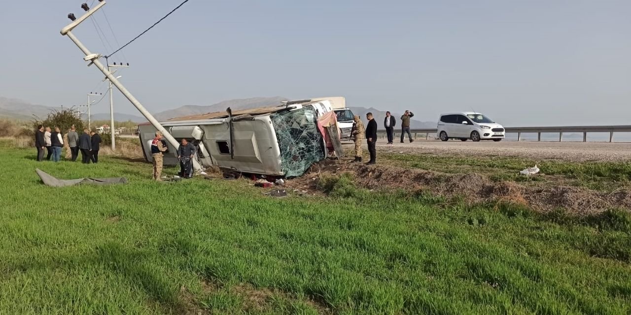 Van'da yolcu otobüsü devrildi: 28 yaralı
